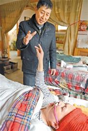 教师陪伴植物人妻子7年不离不弃