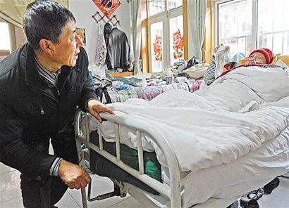 教师陪伴植物人妻子7年不离不弃