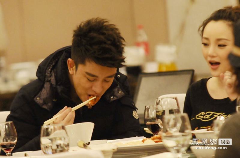 李小璐贾乃亮酒店用餐 不顾吃相埋首享美食
