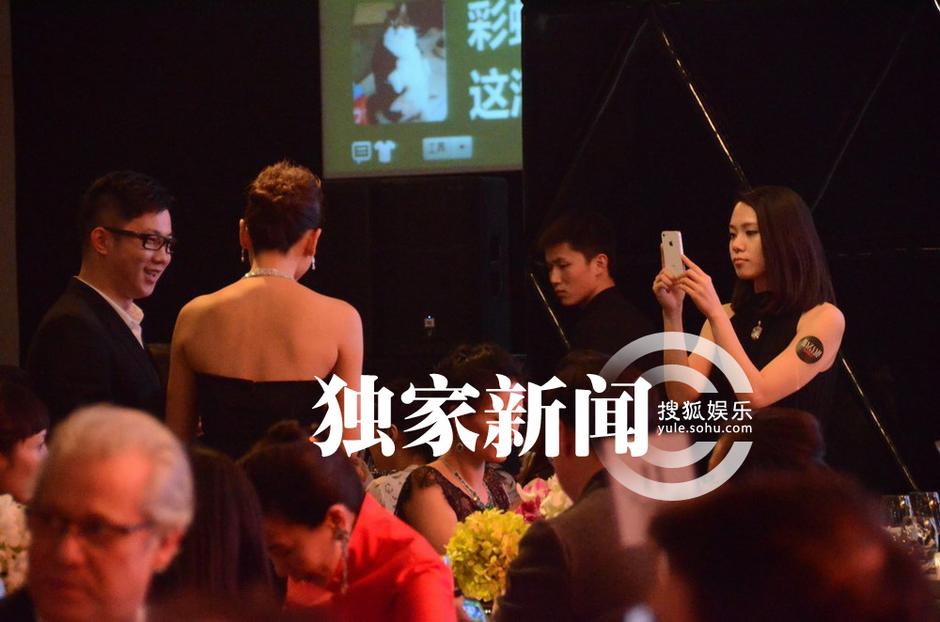 辣妈刘涛性感现身晚宴