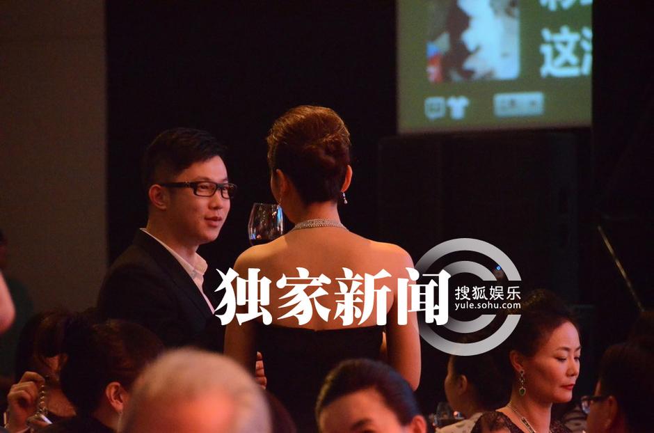 辣妈刘涛性感现身晚宴