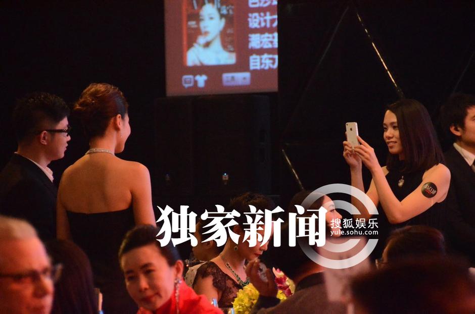 辣妈刘涛性感现身晚宴