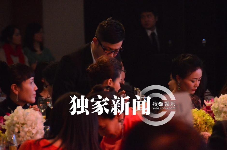 辣妈刘涛性感现身晚宴