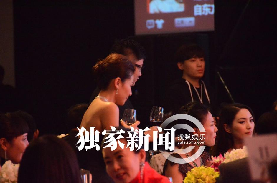 辣妈刘涛性感现身晚宴