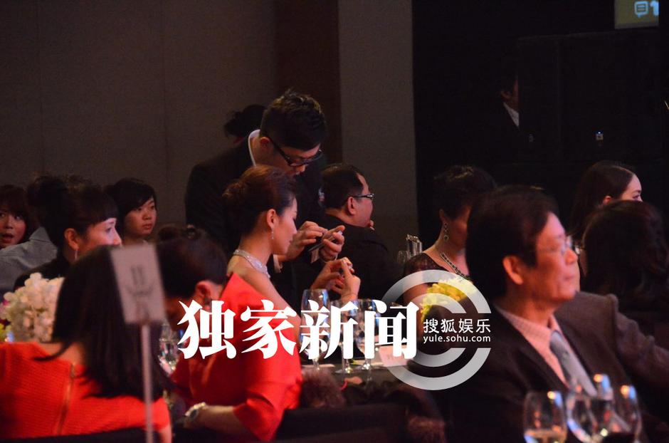 辣妈刘涛性感现身晚宴