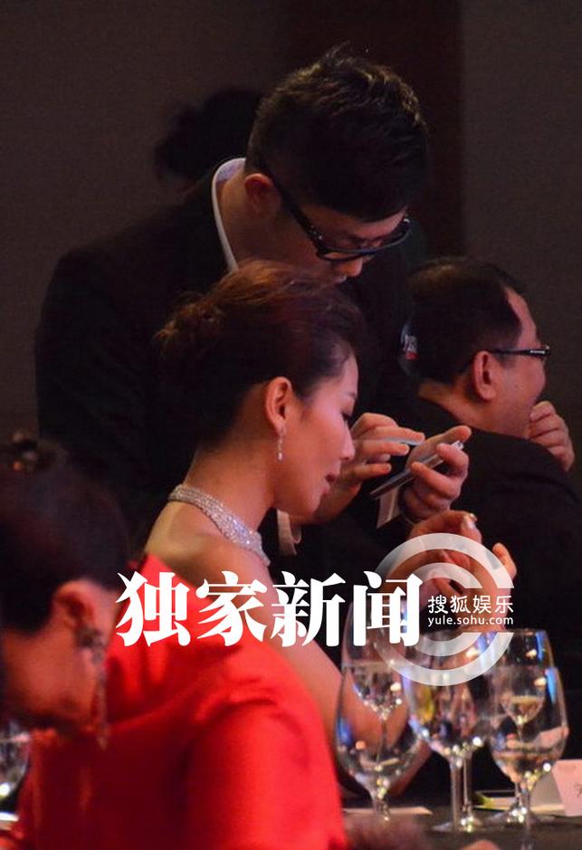 辣妈刘涛性感现身晚宴