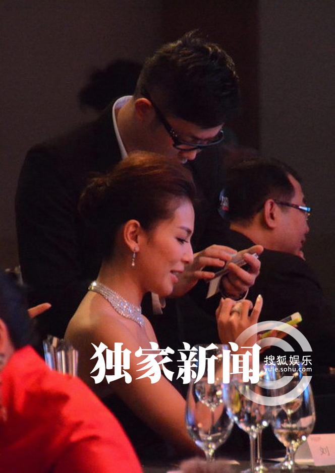 辣妈刘涛性感现身晚宴