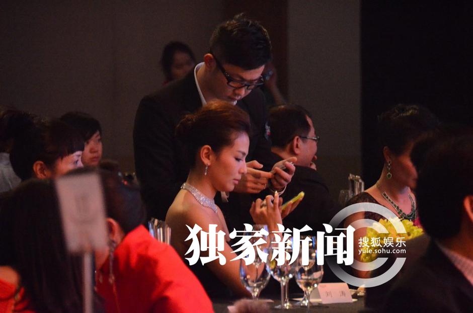 辣妈刘涛性感现身晚宴