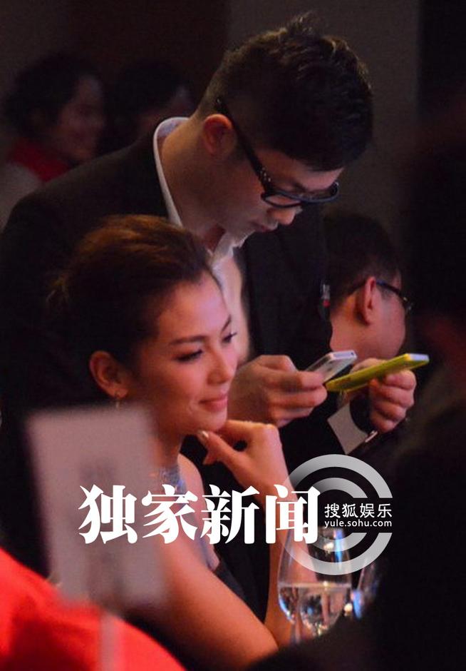 辣妈刘涛性感现身晚宴