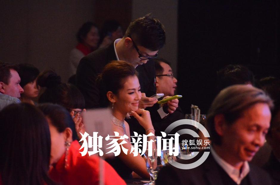 辣妈刘涛性感现身晚宴