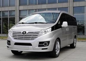 江淮商务车自动启动撞上路人 回应需查明原因