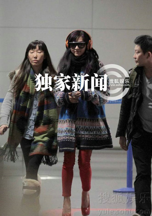 张柏芝现身获赠玩偶开心大笑