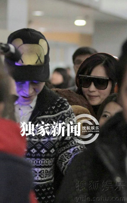 张柏芝现身获赠玩偶开心大笑