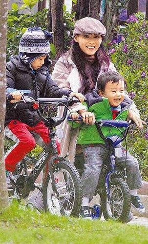 张柏芝与二子骑车外出