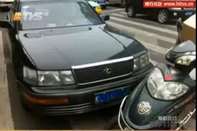 女代表撞人亮证后闪人