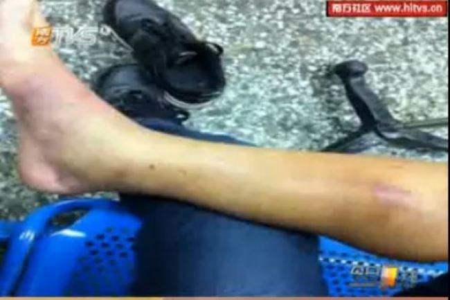 女代表撞人亮证后闪人