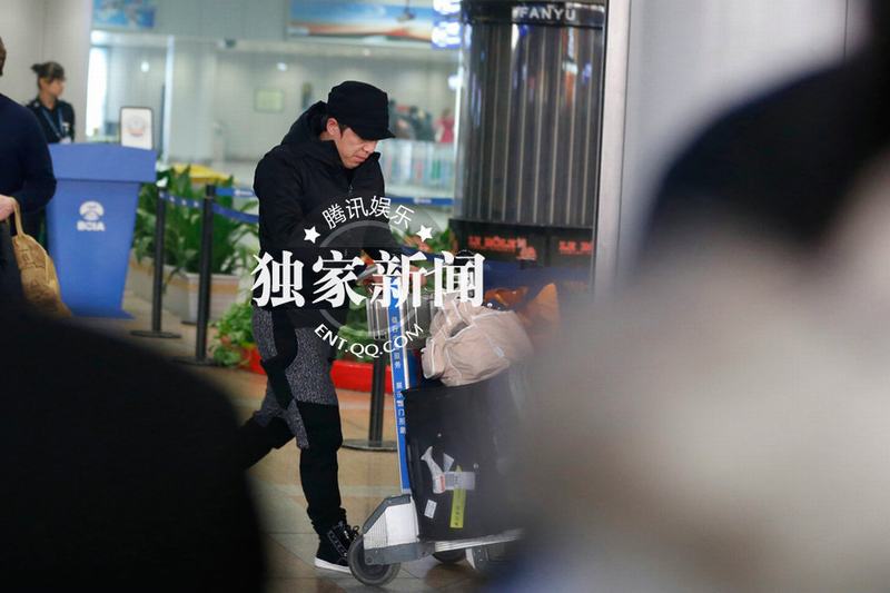 黄渤携妻女度假归来豪车返家 两岁女儿正面照曝光