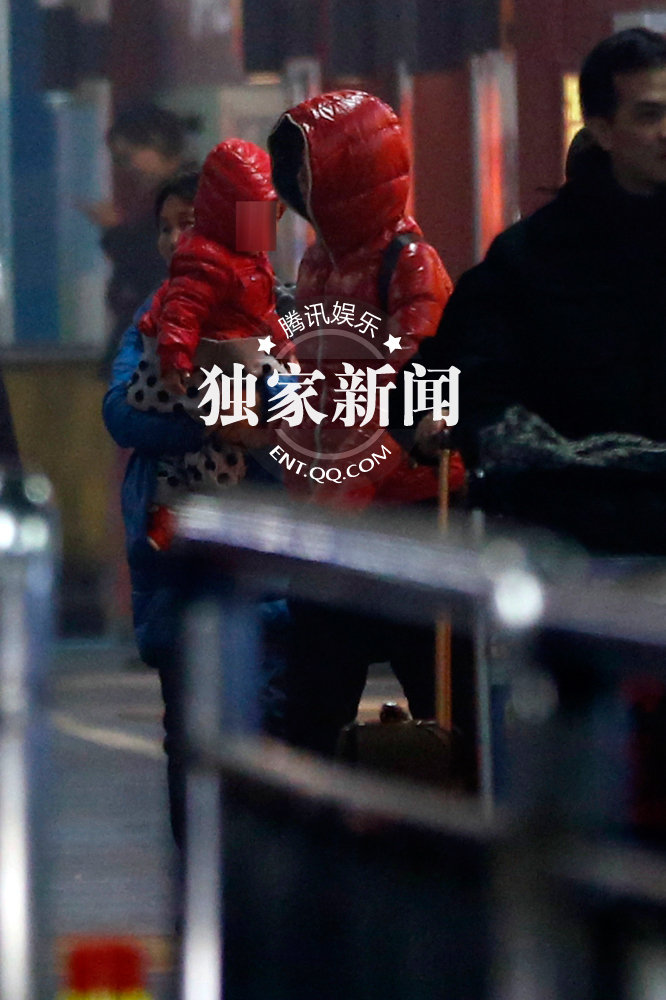 黄渤携妻女度假归来豪车返家 两岁女儿正面照曝光