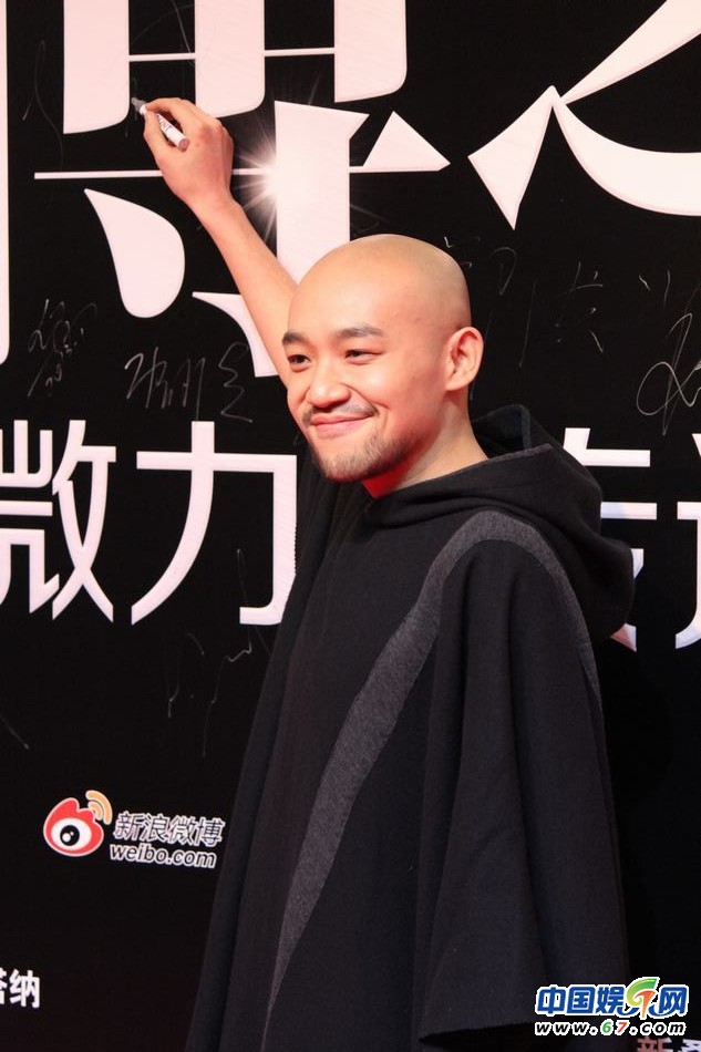 三代女神低胸抢镜 姚晨挺大肚王力宏当众开黄腔