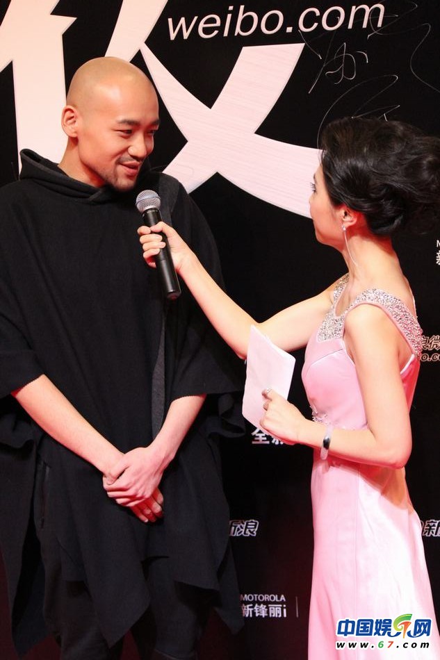 三代女神低胸抢镜 姚晨挺大肚王力宏当众开黄腔