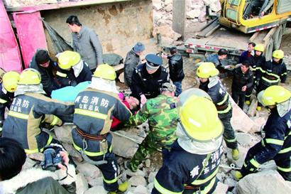 自卸车滚落20米司机困车内