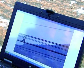 “蜻蜓”升空给高压线体检 “蜻蜓”升空给高压线体检