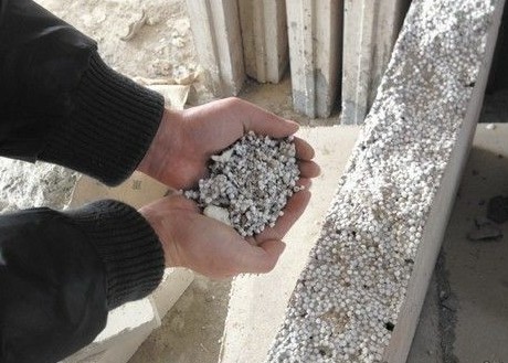 武汉开发商用泡沫板砌墙 回应称是环保材料