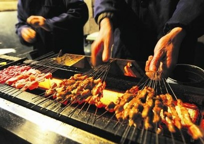 网友曝羊肉串用鼠肉做成 烧烤摊老板闪烁其词