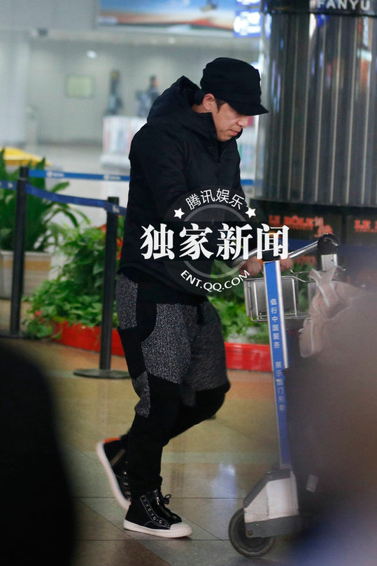 黄渤携妻女抵京一家显温馨 打破婚变传闻 