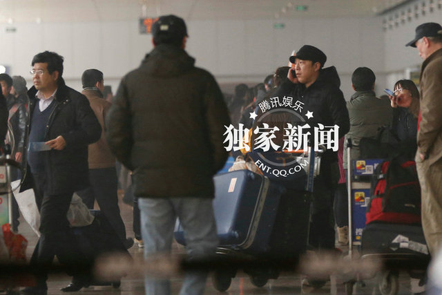 黄渤携妻女抵京一家显温馨 打破婚变传闻 