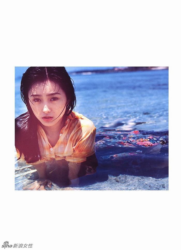 酒井法子少女时期珍藏绝版写真 全裸淋浴大尺度吸吮手指
