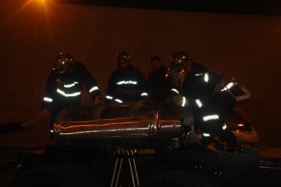 仰口隧道两车相撞 天然气大量泄露