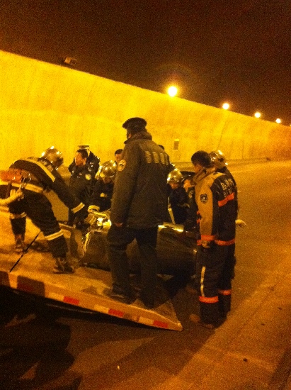 仰口隧道两车相撞 天然气大量泄露