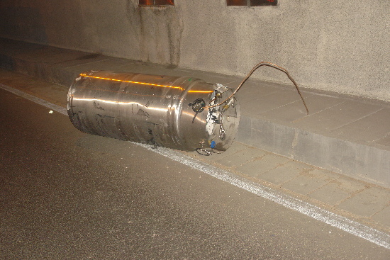 仰口隧道两车相撞 天然气大量泄露