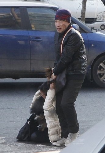 长春妙龄女子街头遭人暴打 路人旁观