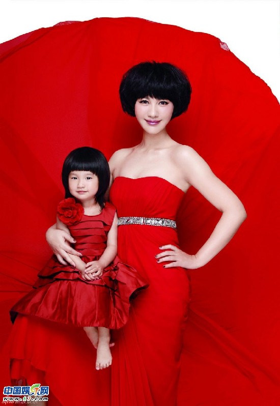 杨雪携爱女登杂志封面