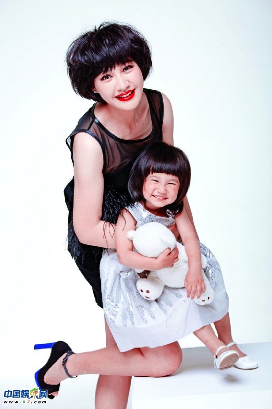 杨雪携爱女登杂志封面