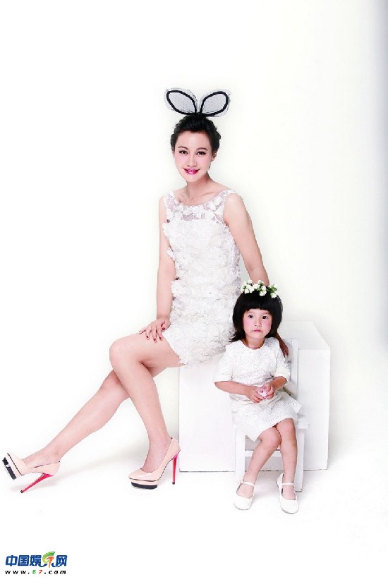 杨雪携爱女登杂志封面