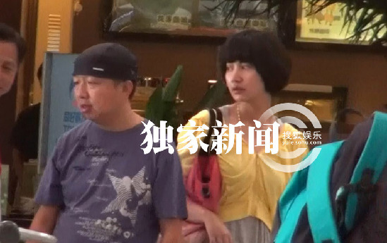 杨雪带女儿外出 与老公深情吻别