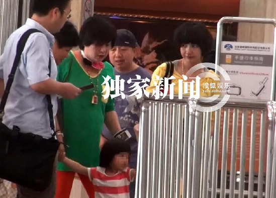 杨雪带女儿外出 与老公深情吻别