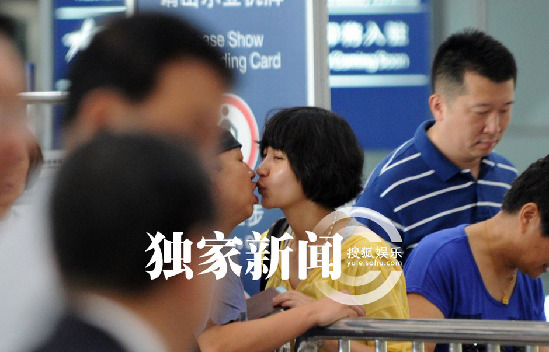 杨雪带女儿外出 与老公深情吻别