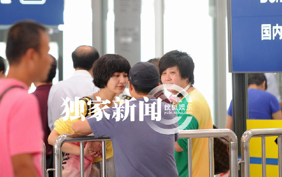 杨雪带女儿外出 与老公深情吻别