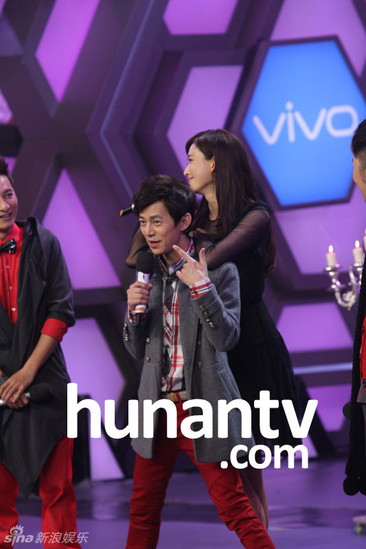 林志玲黑丝短裙上《快乐大本营》