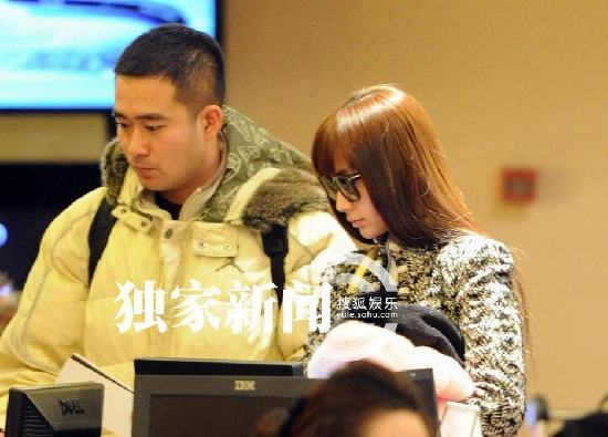 Angelababy离京带雷锋帽御寒 机场打哈欠显不雅露疲态