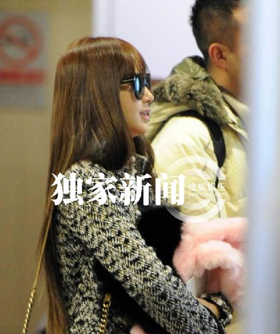 Angelababy离京带雷锋帽御寒 机场打哈欠显不雅露疲态