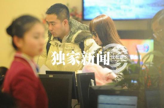 Angelababy离京带雷锋帽御寒 机场打哈欠显不雅露疲态