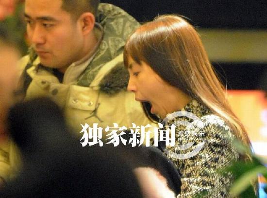 Angelababy离京带雷锋帽御寒 机场打哈欠显不雅露疲态