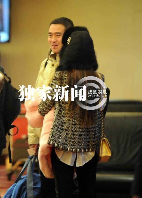 Angelababy离京带雷锋帽御寒 机场打哈欠显不雅露疲态