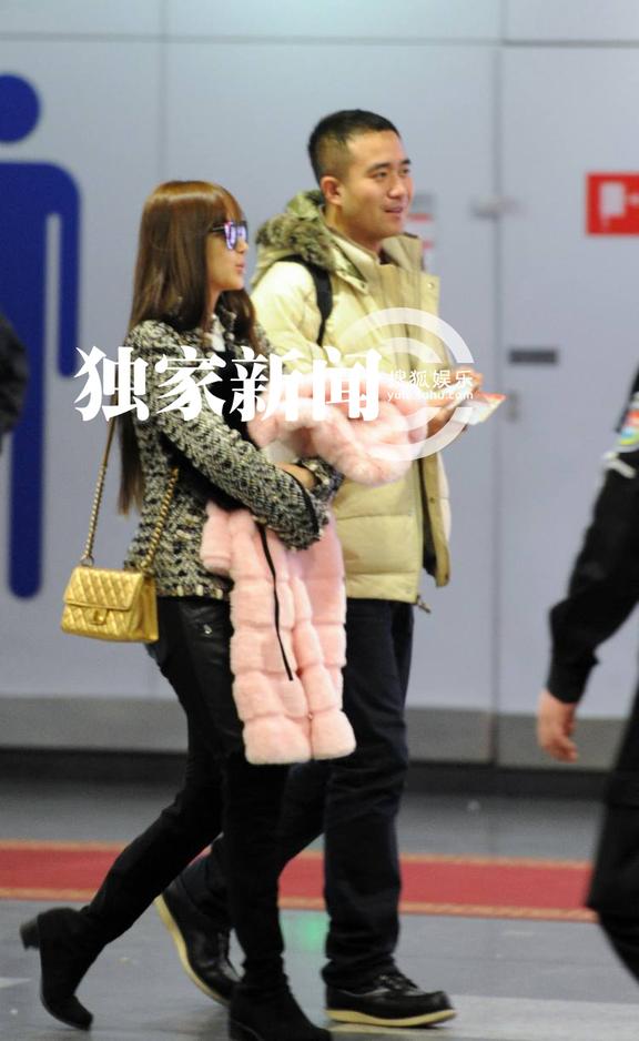 Angelababy离京带雷锋帽御寒 机场打哈欠显不雅露疲态