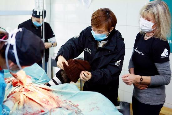 孙俪任“爱心大使”探访黑熊 “甄嬛”握熊掌痛心落泪